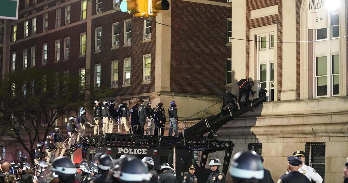 Policía desaloja el edificio ocupado en la Universidad de Columbia y