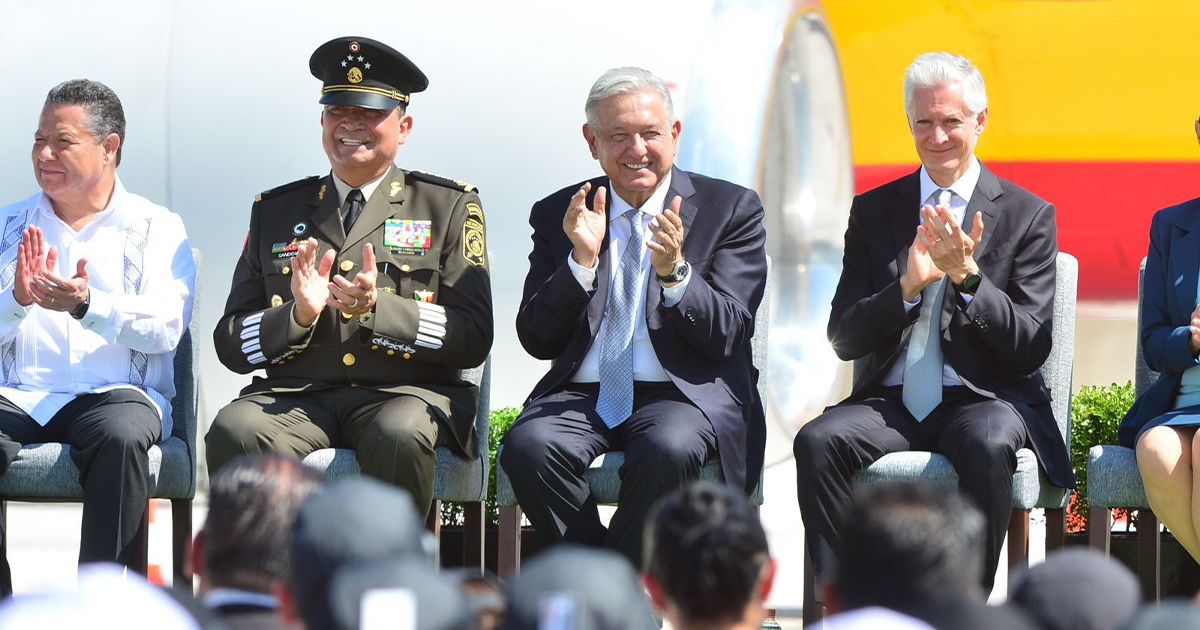 Asiste Alfredo Del Mazo al arribo del primer vuelo de carga en el AIFA