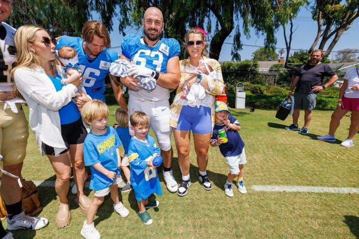 Los Angeles Chargers cortaron este miércoles al centro de 32 años, Corey Linsley, quien se perdió la mayor parte de la temporada pasada