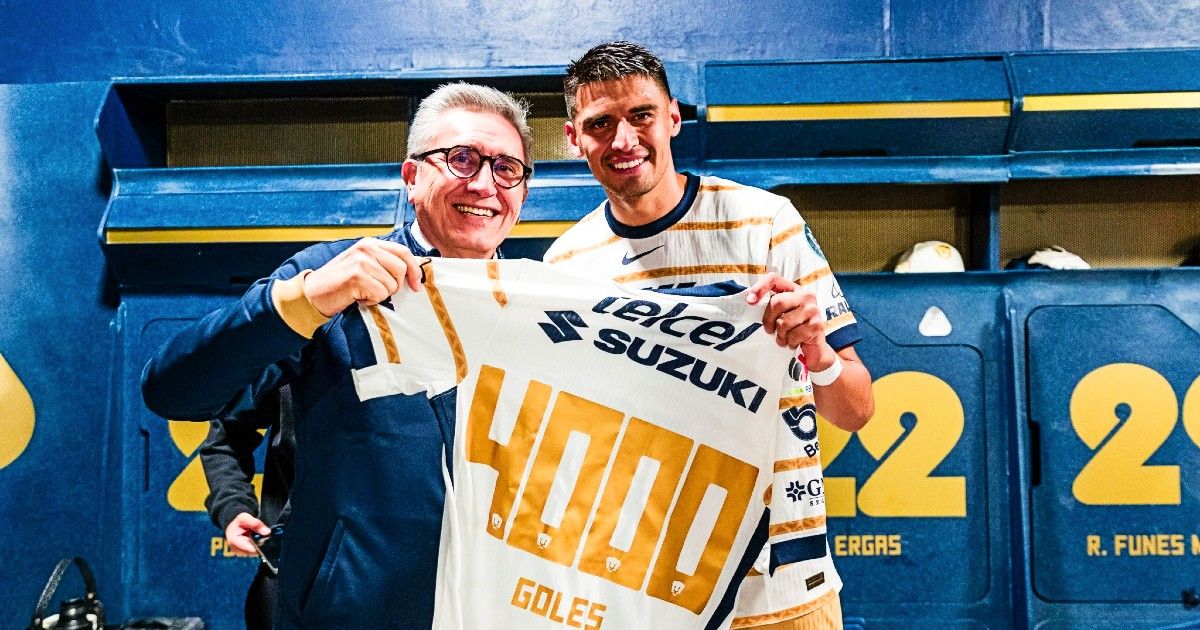 El delantero fue felicitado por el presidente del equipo, con la playera conmemorativa