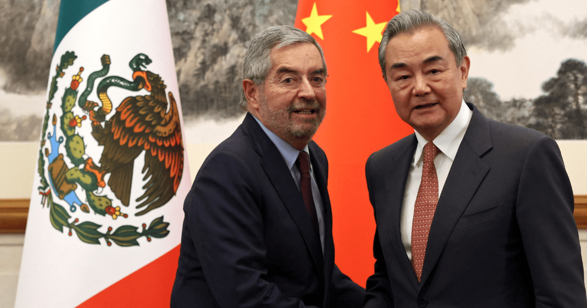 Wang Yi y Juan Ramón de la Fuente